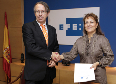 José Antonio Vera, presidente de la Agencia EFE, y Elsa González, presidenta de la FAPE.
